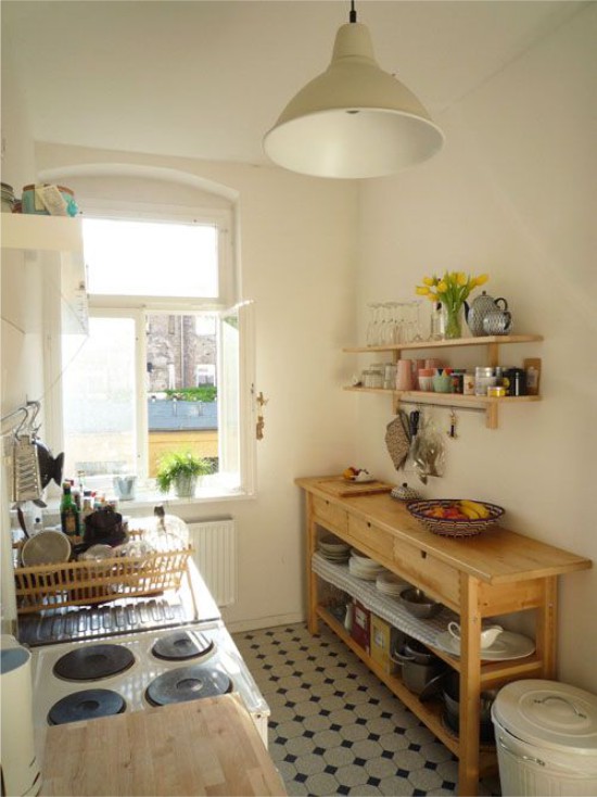 Otwarte półki w kuchni w stylu ekologicznym