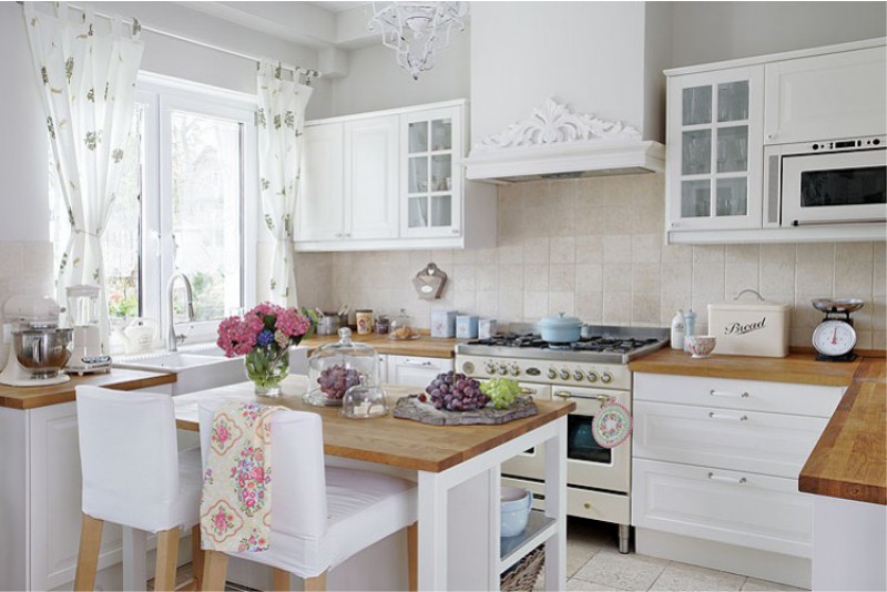U-shaped kitchen in Provence style