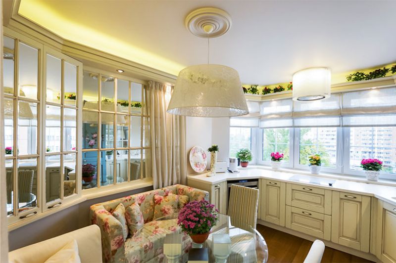 C-shaped kitchen with a bay window of 13 square meters. m