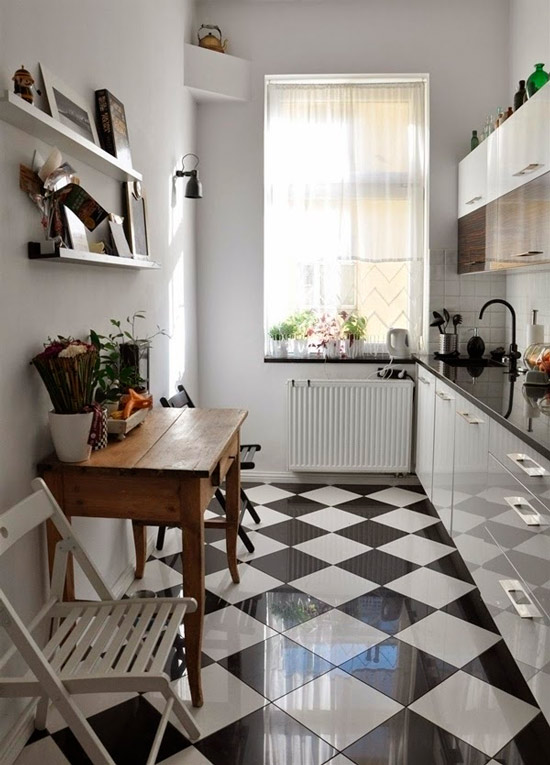 Juodos ir baltos virtuvės grindys