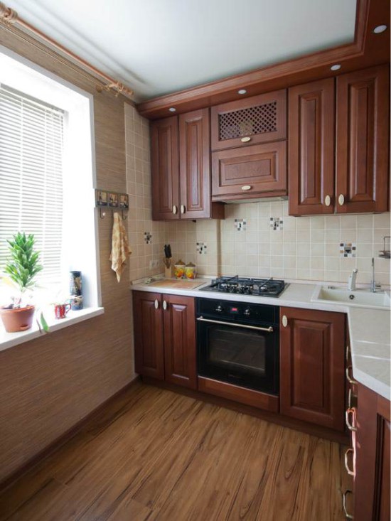 Corner kitchen with reduced sidewall