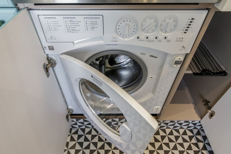 Virtuvėje yra įmontuota skalbimo mašina