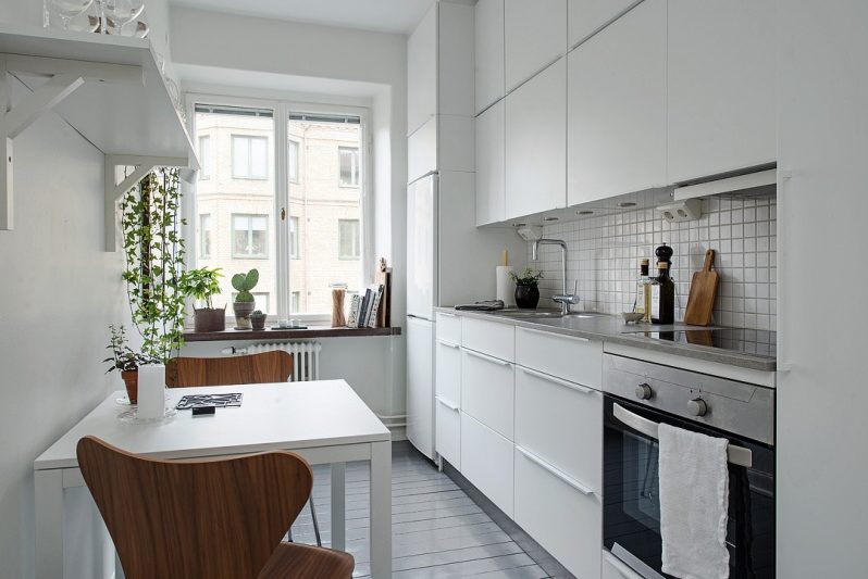 Mažo formato plytelės modernios virtuvės prijuostės apdailoje