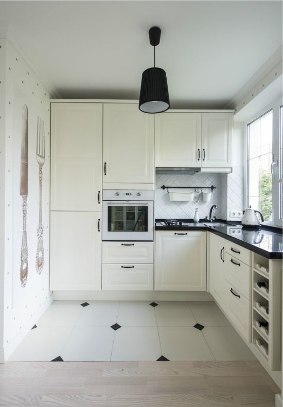 Baltas tapetai mažos virtuvės viduje