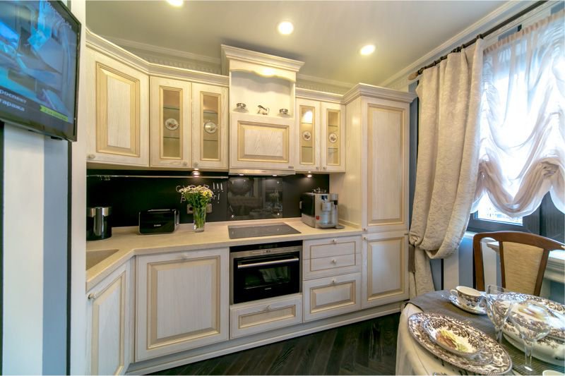 Classic kitchen with striped wallpaper