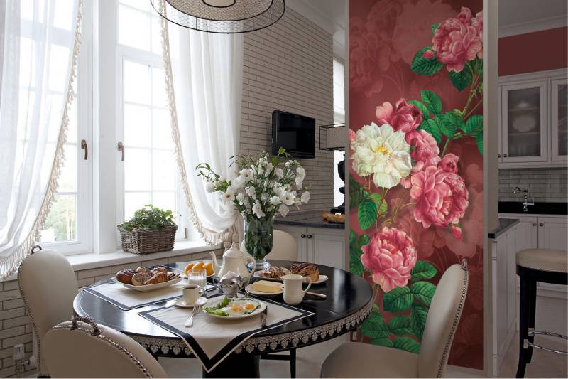 Gėlės ant klasikinės virtuvės sienos