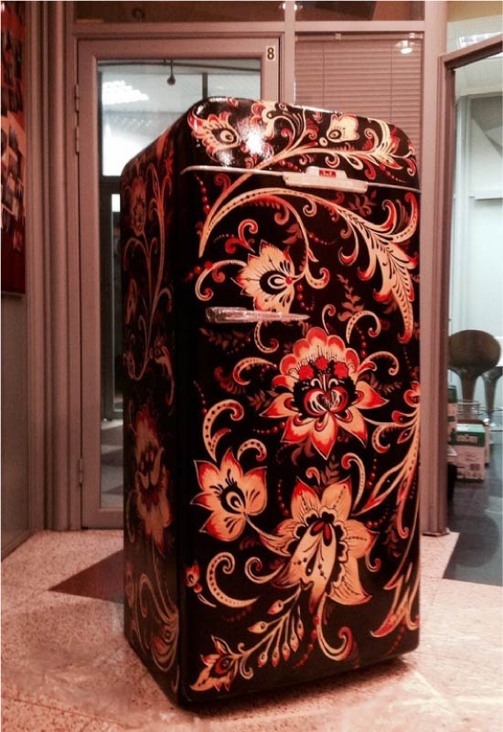 Šaldytuvas su lipduku Khokhloma stiliaus