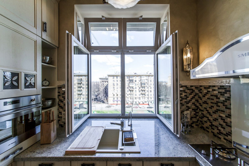Virtuvė su kriaukle prie lango