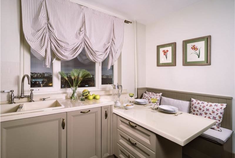 Kitchen with built-in window sill