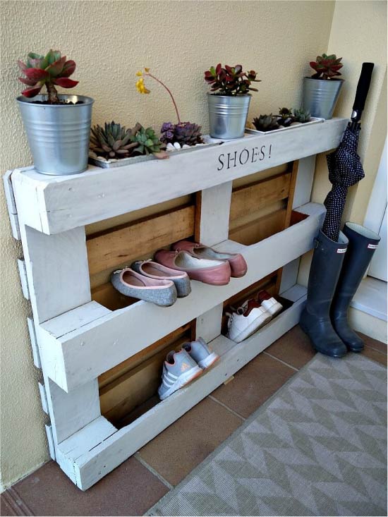 Shelf para sa sapatos mula sa papag