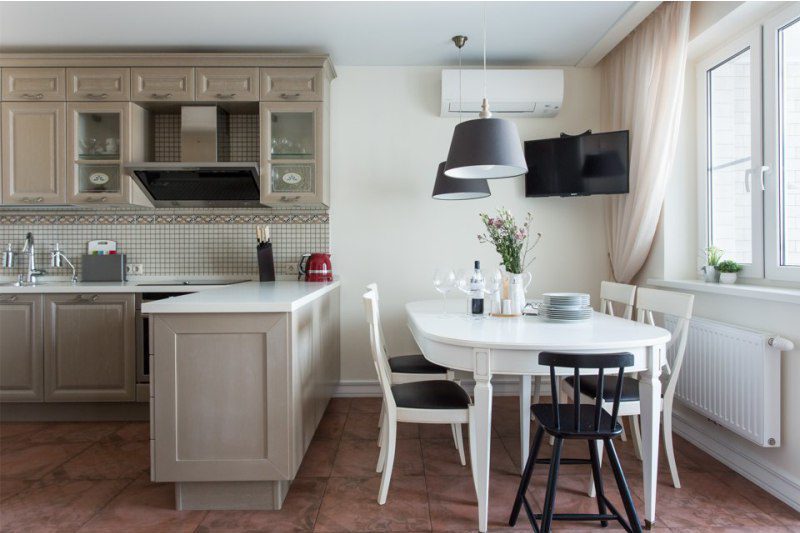 Tende in cucina con balcone in stile provenzale