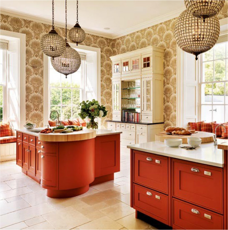 Red kitchen na may beige wallpaper