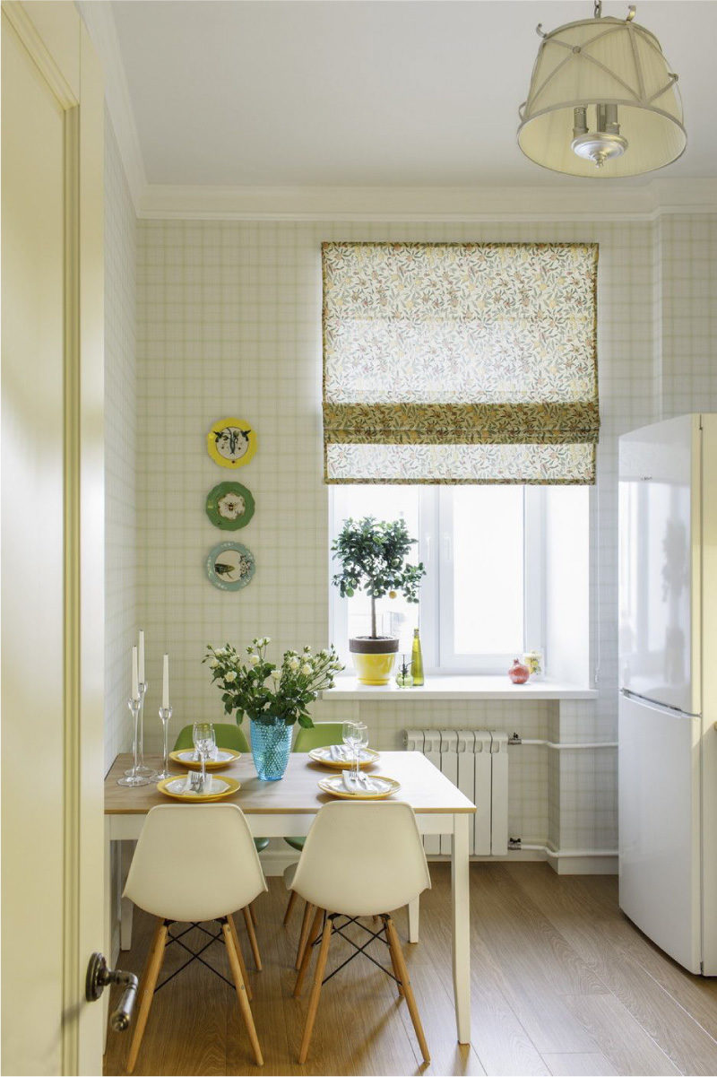 White kitchen na may dilaw na wallpaper