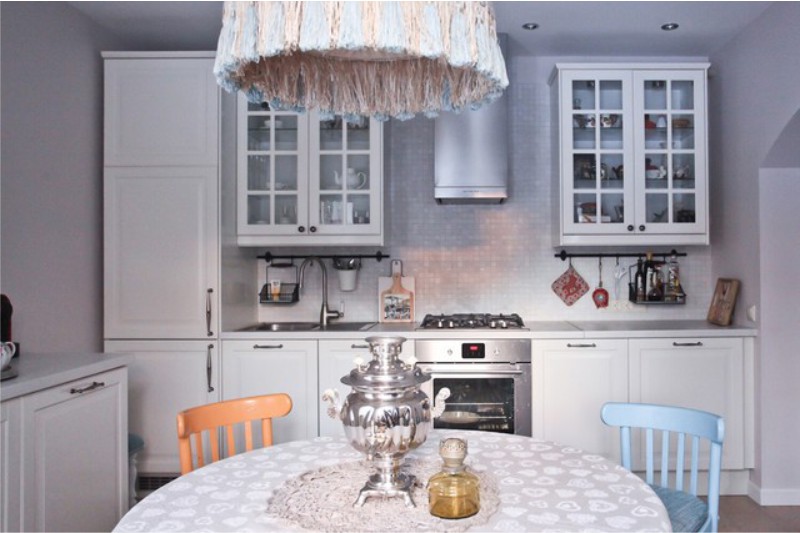Interiore della cucina nello stile della casa di campagna russa