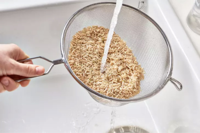 Umývanie hnedej ryže