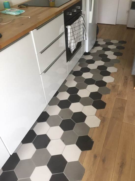Hexagon tile at parquet board na may kasamang epoxy tiled grout