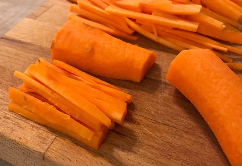 Carrots for pilaf with chicken